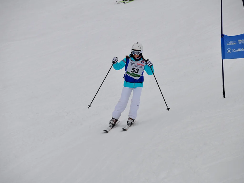 Skifahrerin mit Startnummer 53 in weißer Hose.